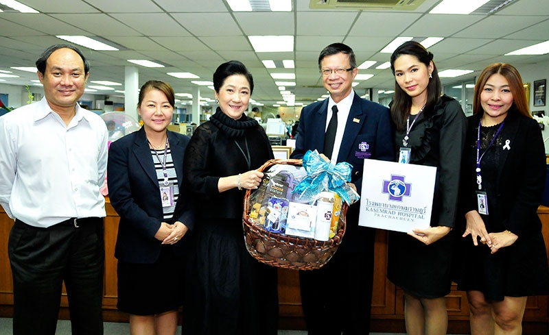 ปีใหม่ ไทย-จีน : รศ.นพ.ปิยะ เนตรวิเชียร ผู้อำนวยการ โรงพยาบาลเกษมราษฎร์ ประชาชื่น มอบกระเช้าสวัสดีปีใหม่ไทย และเทศกาลตรุษจีน พร้อมขอบคุณ ผาณิต พูนศิริวงศ์ ในโอกาสที่หนังสือพิมพ์แนวหน้า ได้ให้การสนับสนุนโรงพยาบาลด้วยดีและต่อเนื่องมาตลอด โดยมี ปริญญา ช้างเสวก บรรณาธิการบริหาร นสพ.แนวหน้า ร่วมต้อนรับ ที่สำนักงานหนังสือพิมพ์แนวหน้า ถนนวิภาวดีรังสิต หลักสี่