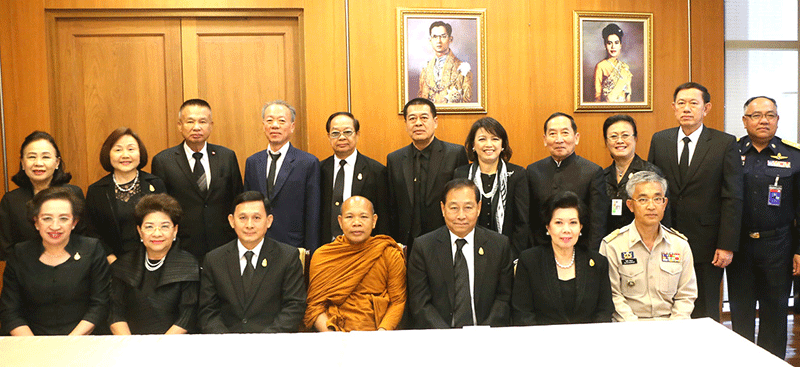 ครั้งที่ 13 : พล.อ.อ.ชลิต พุกผาสุข องคมนตรี ประชุมคณะกรรมการจัดสร้างพระสมเด็จองค์ปฐม “พระพุทธเมตตา” เพื่อถวายพระราชกุศลแด่ พระบาทสมเด็จพระปรมินทรมหาภูมิพลอดุลยเดช โดยมีคณะกรรมการจากภาครัฐและเอกชน อาทิ พล.อ.อ.อิทธพร ศุภวงศ์, สวัสดิ์ หอรุ่งเรือง, อัญชลี ชวนิชย์, อภินันท์ จันทรังษี, ขนิษฐา บุญราช, ผศ.ดร.พรทิพย์ พุกผาสุข และ วิทูรัช ศรีนาม ผวจ.จันทบุรี ร่วมประชุม ณ ทำเนียบองคมนตรี เขตพระนคร