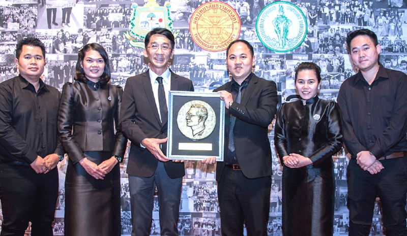 ขอขอบคุณ : วันชัย ลี้นะวัฒนา กก.ผจก.บจก.เอช เซม มอเตอร์ รับมอบของที่ระลึกจาก ผศ.ดร.ปริญญา เทวานฤมิตรกุล ผอ.ศูนย์ประสานงานอาสาสมัคร Volunteers for Dad ที่ได้ส่งรถยนต์ไฟฟ้าและรถสามล้อไฟฟ้า ช่วยเหลือกิจกรรมในพื้นที่ท้องสนามหลวงและบริเวณโดยรอบ ที่มหาวิทยาลัยธรรมศาสตร์ ท่าพระจันทร์