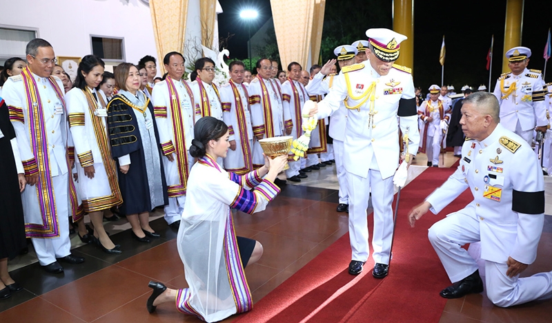 พระบาทสมเด็จพระปรมินทรมหาภูมิพลอดุลยเดช ทรงพระกรุณาโปรดเกล้าฯ ให้ สมเด็จพระเจ้าอยู่หัว เสด็จฯแทนพระองค์ พระราชทานปริญญาบัตรแก่ผู้สำเร็จการศึกษาจากมหาวิทยาลัยอุบลราชธานี และมหาวิทยาลัยราชภัฏชัยภูมิ ประจำปีการศึกษา 2557-2558 ณ หอประชุมมหาวชิราลงกรณ มหาวิทยาลัยราชภัฏสกลนคร จังหวัดสกลนคร เมื่อวันที่ 31 มกราคม 2560