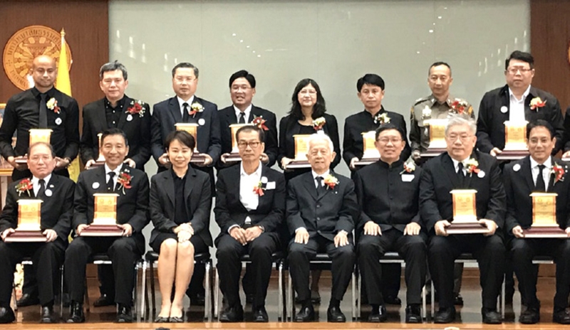 ศิษย์เก่าดีเด่น : ศ.นรนิติ เศรษฐบุตร นายกสภามหาวิทยาลัยธรรมศาสตร์, วิเชียร ชวลิต นายกสมาคมรัฐศาสตร์แห่งมหาวิทยาลัยธรรมศาสตร์ฯ และ สมศักดิ์ จังตระกุล ผวจ.อุบลราชธานี ประธานจัดงาน “สิงห์แดงรวมใจ น้อมรำลึก ธรรมราชา” ร่วมยินดีกับศิษย์เก่าดีเด่นประจำปี 2559 ที่คณะรัฐศาสตร์ มธ.ท่าพระจันทร์