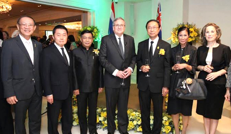 ครบรอบ 229 ปี : H.E.Mr.Paul Robilliard เอกอัครราชทูตเครือรัฐออสเตรเลียประจำราชอาณาจักรไทย จัดงานเฉลิมฉลองวันออสเตรเลีย ท่ามกลางทูตานุทูตประเทศต่างๆ โดยมี กอบกาญจน์ วัฒนวรางกูร รมว.ท่องเที่ยวและกีฬา และ
ดร.พิเชษฐ์ ดุรงคเวโรจน์ ร่วมงาน ที่ โรงแรมแกรนด์ไฮแอทเอราวัณ