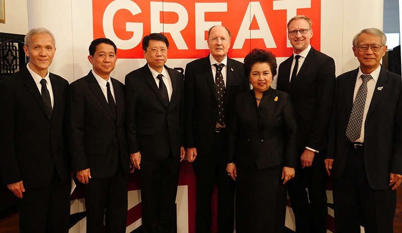 รางวัลมหิดล : ไบรอัน เดวิดสัน เอกอัครราชทูตอังกฤษประจำราชอาณาจักรไทย จัดงานเลี้ยงยินดีกับ เซอร์ เกรกอรี วินเทอร์ ผู้ได้รับพระราชทานรางวัลสมเด็จเจ้าฟ้ามหิดล ประจำปี 2559 โดยมี ดร.อรรชกา สีบุญเรือง และ ศ.ดร.ยงยุทธ ยุทธวงศ์ ร่วมงาน ณ สถานทูตเอกอัครราชอังกฤษ ถนนวิทยุ