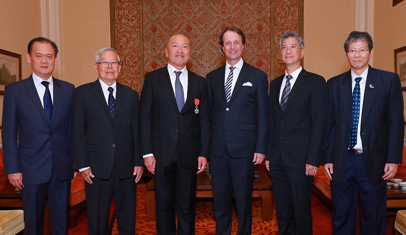 นักธุรกิจไทยดีเด่น : มร.จิลส์ การาชง เอกอัครราชทูตสาธารณรัฐฝรั่งเศสประจำราชอาณาจักรไทย มอบเครื่องอิสริยาภรณ์ เลฌียงดอเนอร์ชั้นอัศวิน ให้แก่ ธีรพงศ์ จันศิริ ประธานเจ้าหน้าที่บริหาร บมจ.ไทยยูเนี่ยน กรุ๊ป โดยมี นาถ ลิ่วเจริญ, ศักดิ์ เกี่ยวการค้า และ กีรติ อัสสกุล ร่วมพิธี ณ สถานเอกอัครราชทูตฝรั่งเศส