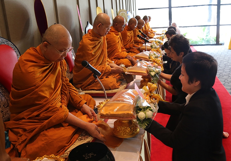 เพื่อสิริมงคล : จิตติมาศ เกตุวรวิทย์ กก.ผจก. กิจการร่วมค้า ยูนิเวอร์แซล
ฮอสพิแทลลิที นำคณะผู้บริหารและพนักงาน โรงแรมโนโวเทล สุวรรณภูมิ แอร์พอร์ต
ร่วมพิธีทำบุญเลี้ยงพระ ถวายเป็นพระราชกุศลแด่พระบาทสมเด็จพระปรมินทร
มหาภูมิพลอดุลยเดช ที่ ห้องประชุม โรงแรมโนโวเทล สุวรรณภูมิ แอร์พอร์ต