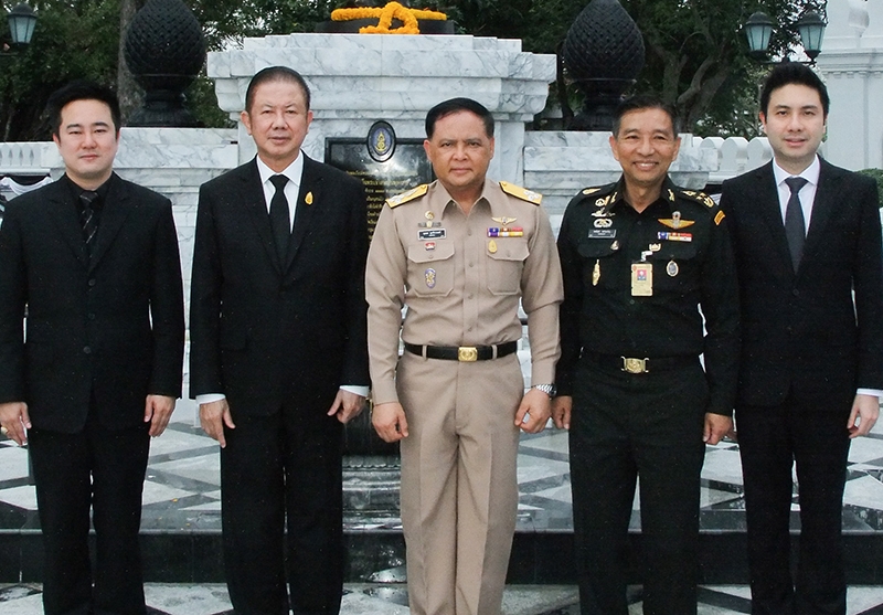 พิธีบวงสรวง : พล.ร.อ.จุมพล ลุมพิกานนท์ หัวหน้าคณะฝ่ายเสนาธิการประจำ
ผู้บังคับบัญชา, สนั่น อังอุบลกุล ปธ.กก.บมจ.ศรีไทยซุปเปอร์แวร์ และ พล.อ.ยศนันท์
หร่ายเจริญ ผอ.สนง.ประสานงานโครงการอันเนื่องมาจากพระราชดำริ ร่วมบวงสรวง สมเด็จพระเจ้าตากสินมหาราช ณ พระราชวังเดิม กองทัพเรือ