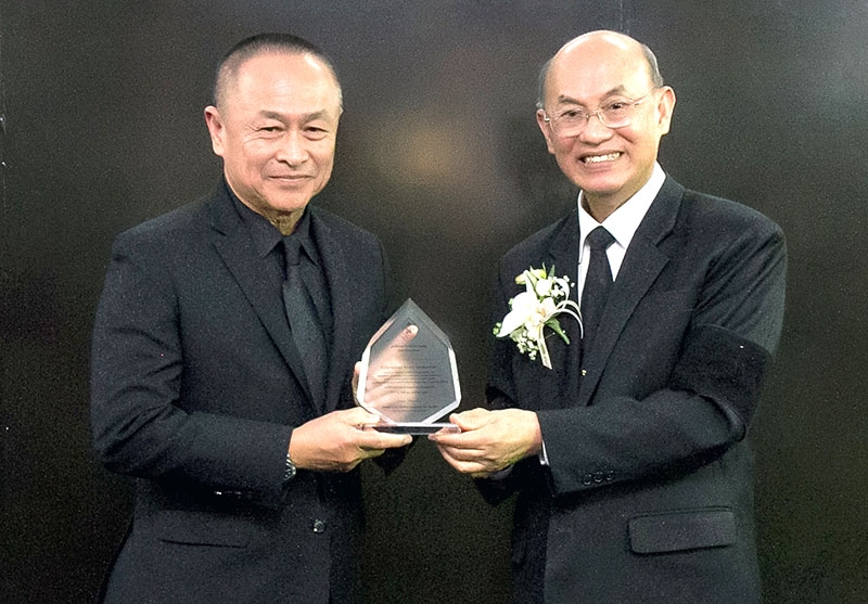 โล่ขอบคุณ : ศ.เกียรติคุณ นพ.เกษม วัฒนชัย ประธานมูลนิธิธรรมาภิบาลทางการแพทย์ มอบโล่ให้แก่ บัญญัติ คำนูณวัฒน์ ผช.กก.ผจก.บมจ.ซีพี ออลล์ ในฐานะผู้สนับสนุนโครงการแพทย์อาสาร่วมใจ ถวายเป็นพระราชกุศลฯ จัดอาหารแก่คณะแพทย์และบุคลากรทางการแพทย์ระหว่างปฏิบัติหน้าที่ ณ ท้องสนามหลวง