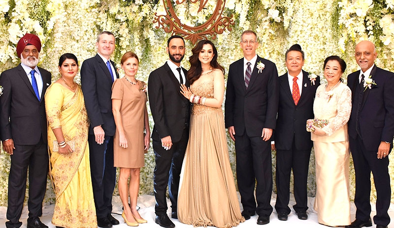 สุขสำราญ : ซีมอน โรเด็ด เอกอัครราชทูตอิสราเอลฯ, ดร.ปีเตอร์ ยาคอป เอกอัครราชทูตสาธารณรัฐฮังการีฯ และ ม.ล.ศิริเฉลิม สวัสดิวัตน์ ร่วมงานเลี้ยงฉลองมงคลสมรสระหว่าง รีน่า บุญชนะสุกิจ บุตรี ดิเรก-อรุณา บุญชนะสุกิจ และ วิชาญ สุชนสำราญ บุตร ปาน-ริต้า สุชนสำราญ ที่ โรงแรมแลนด์มาร์ค