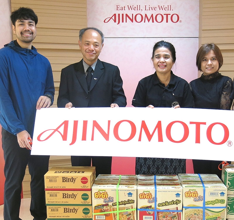 ร่วมใจ : สุรเดช เธียไพรัตน์ ที่ปรึกษา บจก.อายิโนะโมะโต๊ะ (ประเทศไทย) มอบผลิตภัณฑ์บริษัท อาทิ บะหมี่กึ่งสำเร็จรูปยำยำ กาแฟกระป๋องเบอร์ดี้ ฯลฯ ให้แก่ วนิดา บุญนาคค้า ผอ.สำนักส่งเสริมและถ่ายทอดเทคโนโลยี กระทรวงวิทยาศาสตร์ฯ เพื่อจำหน่ายในงานตลาดนัดวิถีวิทย์ ตามนโยบายของรัฐบาล โดยนำเงินไปช่วยเหลือผู้ประสบภัยน้ำท่วมภาคใต้