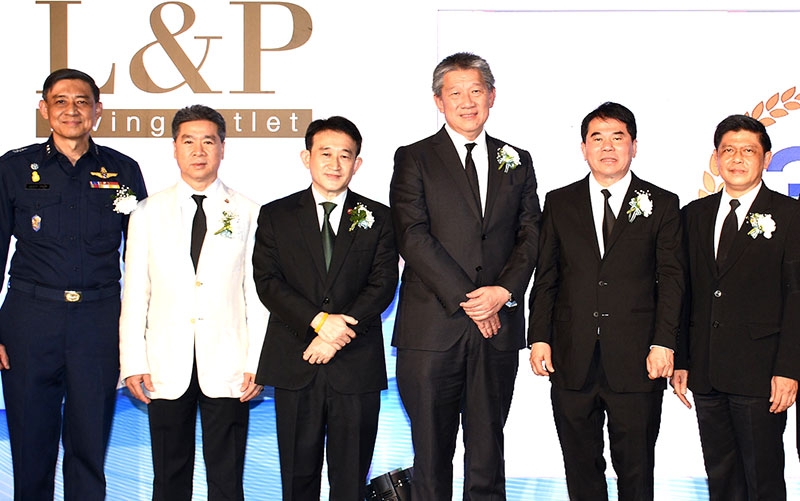 ครบรอบ 30 ปี : สัจจะ ไชยรัตน์ติเวช ประธาน บจก.เครื่องนอนไทย จัดงานฉลองครบรอบพร้อมเปิดตัวโชว์รูม L&P Living Outlet โดยมี พล.อ.ท.บุญเอนก ดวงอุไร, จิรชัย มูลทองโร่ย และ วิเชษฐ์ เกษมทองศรี ร่วมงาน ที่ โชว์รูม L&P ถ.ราษฎร์บูรณะ
