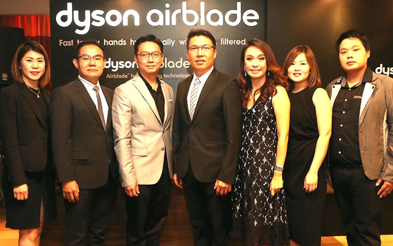 รุ่นใหม่ วรเทพ อัศวนิเวศน์ รองประธานกรรมการ บจก.แสงชัยกรุ๊ป และ แพทริค ลูว์ ผู้อำนวยการภูมิภาคเอเชีย บจก.ไดสัน(สิงคโปร์) ร่วมแถลงข่าวเปิดตัวเครื่องเป่ามือแบรนด์ “Dyson Airblade” ที่ โรงแรมสยาม แอ็ท สยาม ดีไซน์ โฮเต็ล กรุงเทพฯ