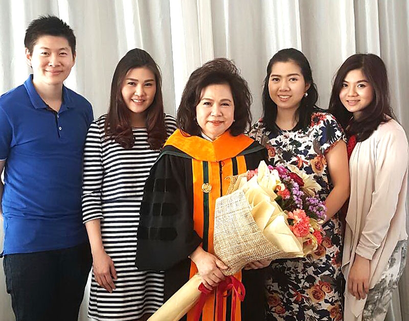 ดอกเตอร์ป้ายแดง : นุชนารถ วสุรัตน์ ปธ.กก.บมจ.รถไฟฟ้า (ประเทศไทย) รับปริญญาปรัชญาดุษฎีบัณฑิต สาขานโยบายสาธารณะและการจัดการ ม.เกษมบัณฑิต โดยมี ภคปภา ศิริภาณุเสถียร, กฤศ-อัศรี โกษานันตชัย, ชัชนิตตา ภูริชอนันตชัย ร่วมยินดี