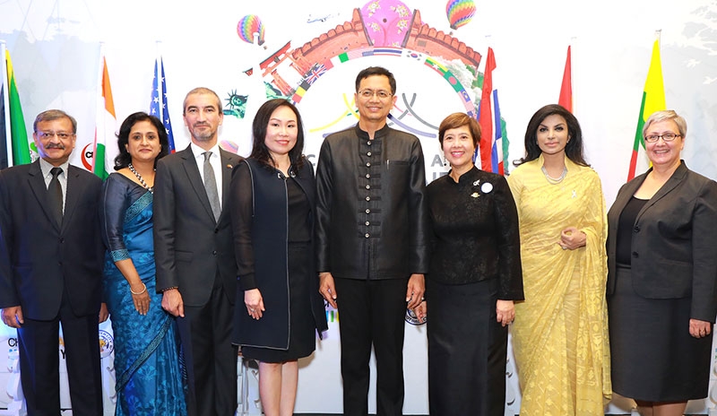 ครบรอบ 720 ปีเมืองเชียงใหม่ : ปวิณ ชํานิประศาสน์ ผวจ.เชียงใหม่ เปิดงาน “Chiang Mai World Fair 2017” งานแสดงอัตลักษณ์และวัฒนธรรมนานาชาติ โดยมี มร.ภควันต สิงห พิโนอี เอกอัครราชทูตสาธารณรัฐอินเดีย, มาดามซะอีดะฮ์ มุนา ตัสนีม เอกอัครราชทูตสาธารณรัฐประชาชนบังกลาเทศ, มร.ฟรันซิสโก วาซ พัตโต เอกอัครราชทูตสาธารณรัฐโปรตุเกส และ มาดามโดนิกา พอตตี เอกอัครราชทูตแคนาดาประจำราชอาณาจักรไทย ร่วมงาน ณ ศูนย์การค้าเซ็นทรัลเฟสติวัล เชียงใหม่