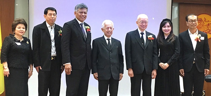 ทศพิธราชธรรม : วิเชียร ชวลิต นายกสมาคมรัฐศาสตร์แห่งมหาวิทยาลัยธรรมศาสตร์ในพระบรมราชูปถัมภ์ จัดงานเสวนาเรื่อง “พระมหากษัตริย์ผู้ปกครองแผ่นดินโดยธรรม” โดย พล.ต.อ.วสิษฐ เดชกุญชร, ศ.นรนิติ เศรษฐบุตร, นพดล เฮงเจริญ และ ธรรมศาสตราภิชาน ดร.สุรินทร์ พิศสุวรรณ ในงาน “สิงห์แดงรวมใจ น้อมรำลึก ธรรมราชา” (สิงห์คืนถ้ำ ประจำปี 2559)เพื่อเทิดพระเกียรติพระบาทสมเด็จพระปรมินทรมหาภูมิพลอดุลยเดช ที่ คณะรัฐศาสตร์ มธ.ท่าพระจันทร์