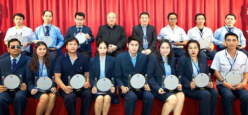 สร้างขวัญ-กำลังใจ : คีรี กาญจนพาสน์ ปธ.กก.บมจ.ระบบขนส่งมวลชนกรุงเทพ และ สุรพงษ์ เลาหะอัญญา กก.ผอ.ใหญ่ ร่วมมอบโล่ประกาศเกียรติคุณให้กับพนักงานที่ปฏิบัติหน้าที่ด้วยความซื่อสัตย์และขยันหมั่นเพียร ตามโครงการหนูด่วนชวนขยัน ที่ ศูนย์ฝึกอบรม อาคารบีทีเอส สำนักงานใหญ่ ถนนพหลโยธิน