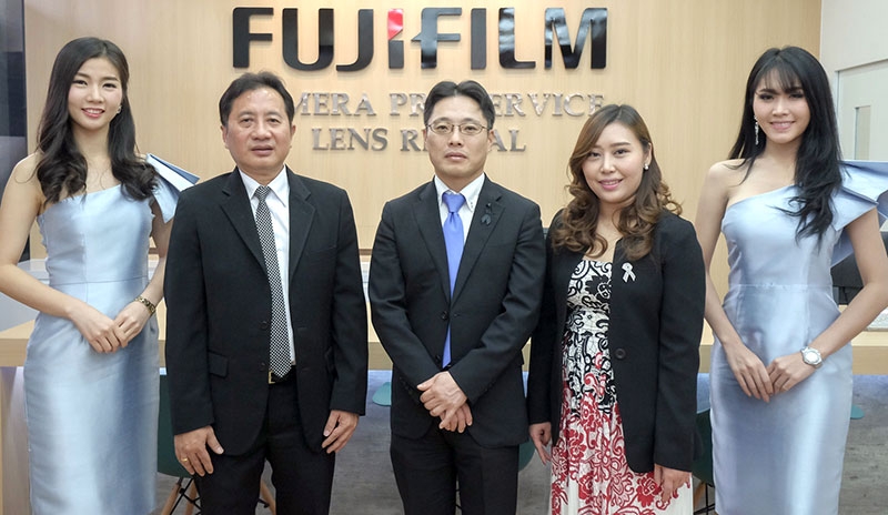 Total Printing Solution : มร.ไทสุเกะ ทารุมิ กก.ผจก.บจก.ฟูจิฟิล์ม (ประเทศไทย) เปิดศูนย์บริการ FUJIFILM Camera Pro Service พร้อมบริการ Lens Rental รองรับตลาดกล้องดิจิตอลระดับมืออาชีพ และเปิดตัวศูนย์บริการรูปลักษณ์ใหม่ที่ทันสมัย สะดวก และรวดเร็ว ย้ำความเป็นผู้นำธุรกิจการพิมพ์ภาพแบบครบวงจรที่ FUJIFILM Camera Pro Service ชั้น G ตึก S.P. ถนนพหลโยธิน