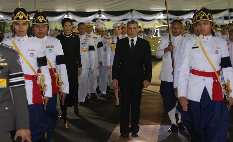 สมเด็จพระเจ้าอยู่หัวมหาวชิราลงกรณ บดินทรเทพยวรางกูร เสด็จพระราชดำเนินไปทรงเปิดนิทรรศการ “เย็นศิระ เพราะพระบริบาล” ซึ่งจัดแสดงพระราชกรณียกิจ พระบาทสมเด็จพระปรมินทรมหาภูมิพลอดุลยเดช เพื่อให้ประชาชนที่มารอถวายบังคมพระบรมศพในหลวงรัชกาล ที่ 9 เข้าชม ณ บริเวณท้องสนามหลวง