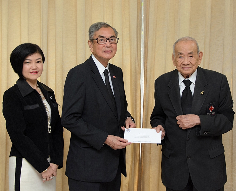 น้ำใจส่งไปช่วย แผน วรรณเมธี เลขาธิการสภากาชาดไทย รับมอบเงิน 1 แสนบาท จาก เตช บุนนาค ประธานมูลนิธิโรงเรียนบางกอกพัฒนา และ กุลวดี ศิริภัทร์ ผอ.สำนักงานมูลนิธิโรงเรียนบางกอกพัฒนา เพื่อสมทบทุนช่วยเหลือบรรเทาทุกข์แก่ผู้ประสบอุทกภัยทางภาคใต้ ที่ อาคารเทิดพระเกียรติฯ สภากาชาดไทย