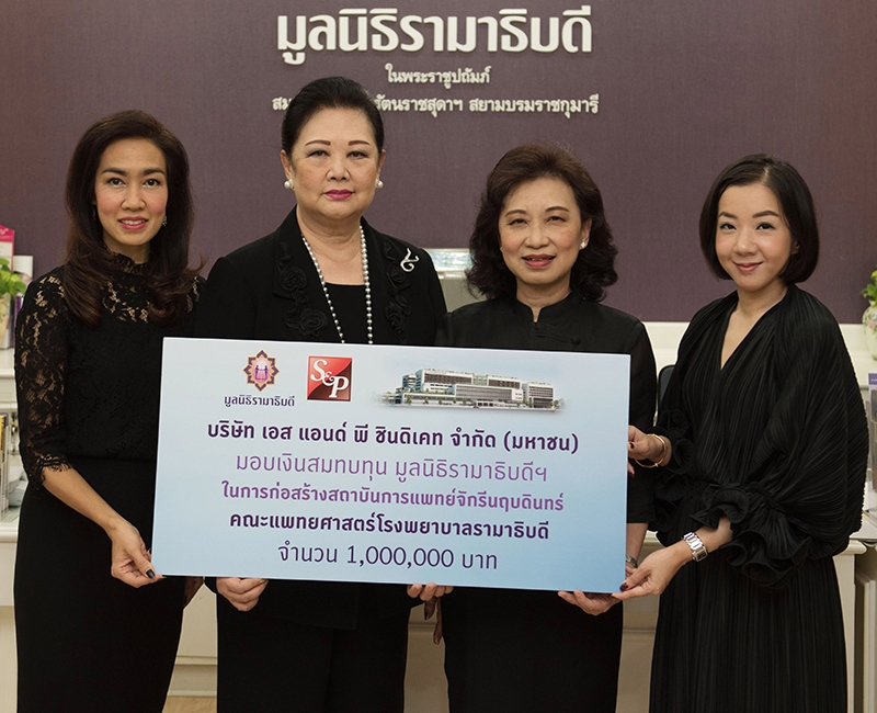 น้ำใจส่งไปช่วย แผน วรรณเมธี เลขาธิการสภากาชาดไทย รับมอบเงิน 1 แสนบาท จาก เตช บุนนาค ประธานมูลนิธิโรงเรียนบางกอกพัฒนา และ กุลวดี ศิริภัทร์ ผอ.สำนักงานมูลนิธิโรงเรียนบางกอกพัฒนา เพื่อสมทบทุนช่วยเหลือบรรเทาทุกข์แก่ผู้ประสบอุทกภัยทางภาคใต้ ที่ อาคารเทิดพระเกียรติฯ สภากาชาดไทย