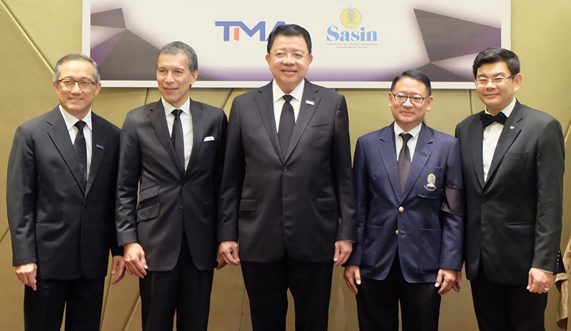 บริหารจัดการเป็นเลิศ รศ.ดร.อดิทธิ์ เชี่ยวสกุล จาก สถาบันบัณฑิตบริหารธุรกิจ ศศินทร์ แห่งจุฬาลงกรณ์มหาวิทยาลัย และ วิสิฐ ตันติสุนทร ประธานสมาคมการจัดการธุรกิจแห่งประเทศไทย แถลงข่าวโครงการ “Thailand Corporate Excellence Awards 2016” โดยมี ธรรมศักดิ์ จิตติมาพร และ ดร. ดอน ภาสะวณิช ร่วมงาน ที่ โรงแรมสยามเคมปินสกี้