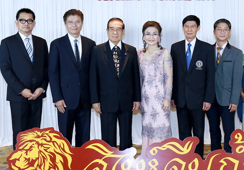 สิงห์...ม.เกริก ดร.อุทัย พิมพ์ใจชน อดีตประธานรัฐสภา เป็นประธานในพิธีมอบโล่เกียรตินิยม สารนิพนธ์ดีเด่น ดุษฎีนิพนธ์ดีเด่น และศิษย์ดีเด่น ในงาน “สิงห์คืนถ้ำ & ปัจฉิมนิเทศ ครั้งที่ 9” โดยมี ดร.นันทนา นันท
วโรภาส คณบดีวิทยาลัยสื่อสารการเมือง มหาวิทยาลัยเกริก ต้อนรับ ที่ โรงแรมมิราเคิล แกรนด์ คอนเวนชั่น