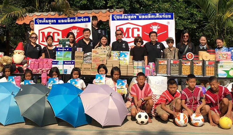 รับผิดชอบต่อสังคม มร.เคียวซุเกะ ซาซากิ ประธานเจ้าหน้าที่บริหาร บมจ.ไทยเซ็นทรัลเคมี ผู้ผลิตปุ๋ยตรา “หัววัว-คันไถ” มอบหมายให้พนักงานและครอบครัว นำสิ่งของเครื่องใช้และทุนการศึกษา พร้อมด้วยเงินสมทบทุนอาหารกลางวัน ให้แก่เด็กนักเรียน ที่ โรงเรียนสามัคคีวิทยาสาขาบ้านอุ้มผางคี จังหวัดตาก