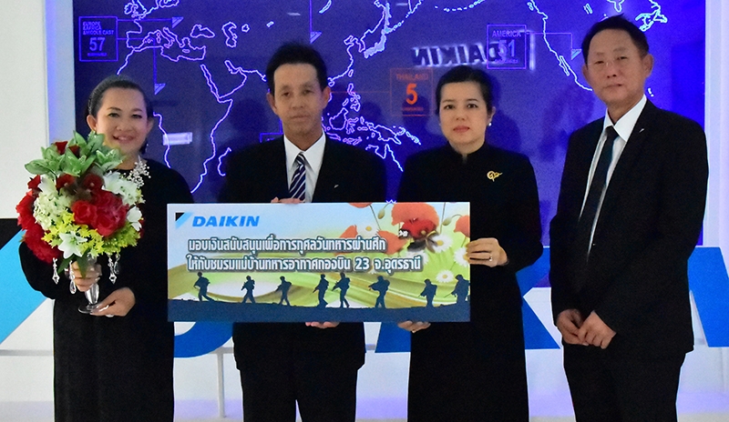 ป็อปปี้บานเพื่อทหารผ่านศึก มร.ฮิโตชิ ทานากะ ผจก.ใหญ่ และ บัณฑิต ศรีวัลลภานนท์ กก.ผจก. บจก.สยาม ไดกิ้นเซลส์ มอบเงินซื้อดอกป็อปปี้ สัญลักษณ์วันทหารผ่านศึก ให้แก่ มณฑิรา ยูประพัฒน์ ประธานชมรมแม่บ้านทหารอากาศ กองบิน 23 จ.อุดรธานี เพื่อช่วยเหลือทหารผ่านศึกที่ทำหน้าที่เพื่อประเทศ