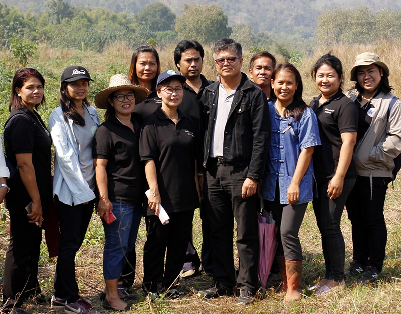 ลงพื้นที่ ชฤทธิพร เม้งเกร็ด ผจก.โครงการสามพรานโมเดล และเจ้าหน้าที่มูลนิธิสังคมสุขใจ ร่วมประชุมกับเครือข่ายโครงการฯ กลุ่มเกษตรอินทรีย์สุขใจไทรโยค เพื่อให้ความรู้การทำเกษตรอินทรีย์ตามระบบการรับรองแบบมีส่วนร่วม ที่ อ.ไทรโยค จ.กาญจนบุรี