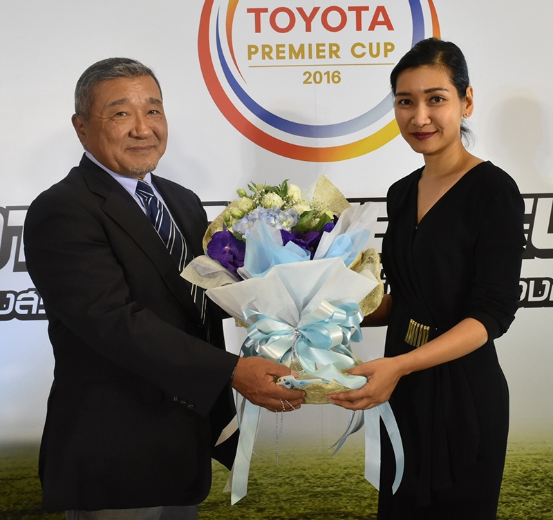 หวังแชมป์ ดารณี สังข์เจริญ ผอ.ฝ่ายประสัมพันธ์ โรงแรมโนโวเทล สยามสแควร์ ต้อนรับ มร.ทาจิตซุ โกจิ ประธาน บจก.สปิน เวิร์ค พร้อมทีมฟุตบอล ซานเฟรซเซ ฮิโรชิม่า จากประเทศญี่ปุ่น ซึ่งมาแข่งขันฟุตบอล “โตโยต้า พรีเมียร์ คัพ 2016” และเข้าพักที่โรงแรมฯ