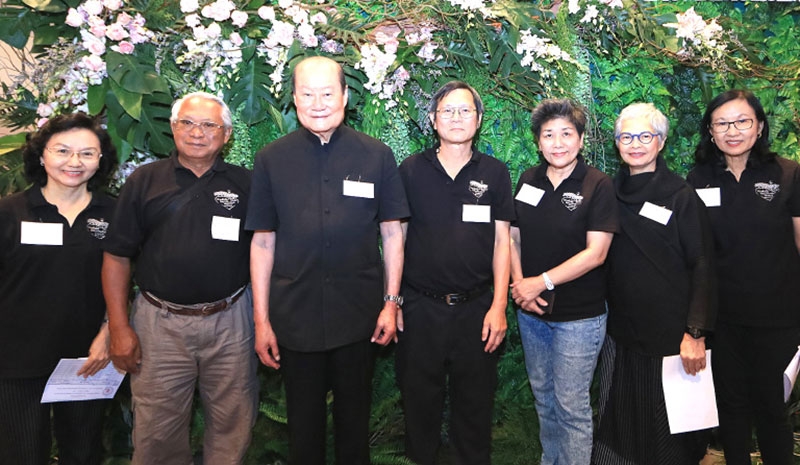 อุทิศส่วนกุศล : ศ.พิเศษ ดร.วิจิตร ศรีสอ้าน ที่ปรึกษาชมรมนิสิตเก่าค่ายอาสา จุฬาลงกรณ์มหาวิทยาลัย ร่วมงาน “ทำบุญชาวค่ายผู้ล่วงลับ” โดยมี สฐาน สุธรรมสมัย ประธานชมรมนิสิตเก่าค่ายอาสาสมัครจุฬาฯ, รศ.เกรียงศักดิ์ พูนสุข ที่ปรึกษาชมรม พร้อมด้วยคณะกรรมการชมรม ร่วมงาน ที่โรงแรมใบหยก สกาย