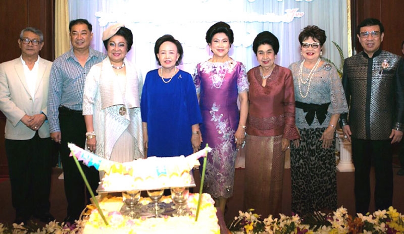 ฉลองแซยิด 6 รอบ : ดร.สุมาลี อุทัยเฉลิม เลี้ยงฉลองครบรอบวันเกิด 72 ปี โดยมี คุณหญิงแสงเดือน ณ นคร, คุณหญิงโรส บริบาลบุรีภัณฑ์, ลลิสา จงบารมี, อ.ศุภกิจ อุตตรนคร และ ยาจิตร ยุวบูรณ์ พร้อมญาติมิตรร่วมยินดีและอวยพรในงาน “72 ปี แซยิดสีสันแห่งชีวิต” ที่ห้องอาหารสโมสรกองทัพบก