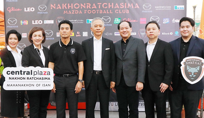 ความภูมิใจของชาวโคราช : สุวัจน์ ลิปตพัลลภ ประธานที่ปรึกษากิตติมศักดิ์ สโมสรสวาทแคท เปิดตัวนักเตะทีมสวาทแคท ซึ่งในปีนี้ บมจ.เซ็นทรัลพัฒนา ร่วมเป็นผู้สนับสนุน โดยมี ปกรณ์ พรรธนะแพทย์, ดร.ณัฐกิตติ์ ตั้งพูลสินธนา และคณะผู้บริหารทั้งสองฝ่าย ร่วมงาน ณ ลานอนุสาวรีย์ท้าวสุรนารี จ.นครราชสีมา