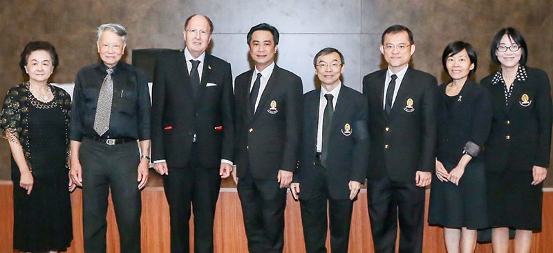 ความรู้ทางวิชาการ : เซอร์ เกรกอรี พอล วินเทอร์ คณบดีวิทยาลัยทรินิตี มหาวิทยาลัยเคมบริดจ์ สหราชอาณาจักร ผู้ได้รับพระราชทานรางวัลสมเด็จเจ้าฟ้ามหิดล ประจาปี 2559 สาขาการแพทย์ เป็นวิทยากรพิเศษบรรยายเรื่อง The antibody revolution; new pharmaceuticals for a new age โดยมี ศ.นพ.เกียรติ รักษ์รุ่งธรรม รองอธิการบดี กำกับดูแลด้านการวิจัย พัฒนา และนวัตกรรม จุฬาฯ และ ศ.นพ.สุทธิพงศ์ วัชรสินธุ คณบดี คณะแพทยศาสตร์ จุฬาฯ เข้าร่วมงาน