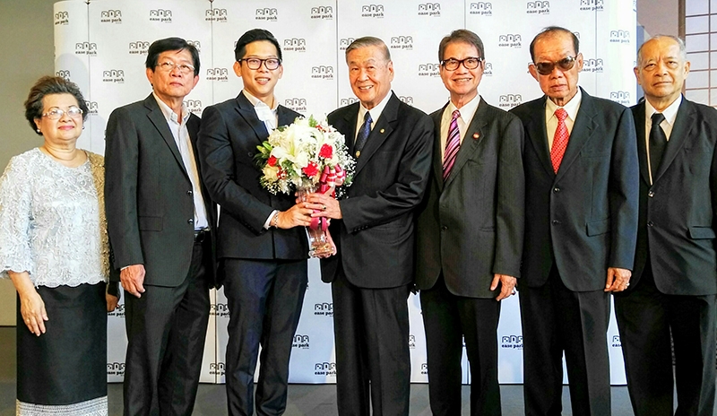 “อีส พาร์ค” เปิดให้บริการแล้ว : สมัคร เจียมบุรเศรษฐ์ อดีต รองผู้ว่า กทม. และ ไพรัช วรปาณิ กรรมการอัยการ ร่วมยินดีกับ ธัชชัย ศิลพิพัฒน์ กก.ผจก.อีส พาร์ค คอมมูนิตี้มอลล์ โดยมี ประเสริฐ-สุนีย์ ศีลพิพัฒน์, เหรียญชัย เรียววิไลสุข และ เชิดชัย ขันธ์นะภา ร่วมยินดี ที่ “ease park” ถนนรามอินทรา กม.4