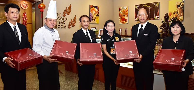 ด้วยสำนึกในพระมหากรุณาธิคุณ : แอลแลน แจ่มเมฆ รอง ผจก.โรงแรมเดอะ ทวิน ทาวเวอร์ มอบอาหารว่างขนมเบเกอรี่ ให้แก่ อโนทัย สกุลทอง ผู้แทนโครงการทำดีเพื่อพ่อ เพื่อนำไปแจกจ่ายให้ผู้ที่เดินทางมาร่วมถวายสักการะพระบรมศพ พระบาทสมเด็จพระปรมินทรมหาภูมิพลอดุลยเดช ในพระบรมมหาราชวัง