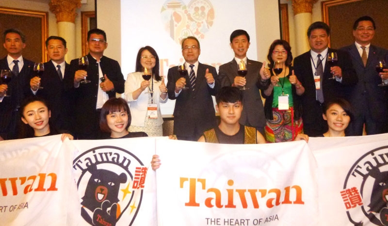 ช็อป กิน บิน เที่ยวทั่วโลก : Paul Shek รองผู้แทนการค้า สำนักงานเศรษฐกิจและวัฒนธรรมไทเป ประจำประเทศไทย จัดงานเลี้ยงต้อนรับกลุ่มผู้ประกอบการด้านท่องเที่ยวจากไต้หวันที่เดินทางมาเข้าร่วม “งานเที่ยวทั่วไทย ไปทั่วโลก ครั้งที่ 20” ซึ่งจัดระหว่างวันที่ 15-19 ก.พ.2560 ที่ ศูนย์การประชุมแห่งชาติสิริกิติ์