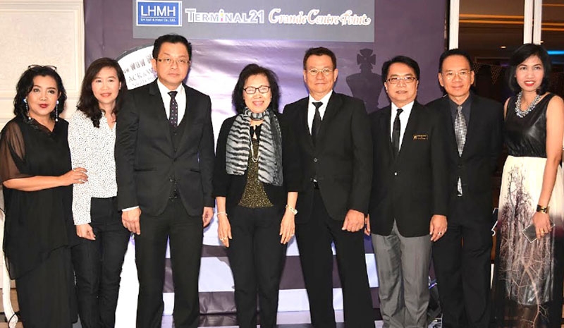 Black and White Night : สุวรรณา พุทธประสาท ประธานเจ้าหน้าที่บริหาร บริษัทแอล เอช มอลล์แอนด์ โฮเทล จำกัด จัดงาน “แบล็กแอนด์ไวท์ ไนท์” สังสรรค์พนักงานในเครือโรงแรมแกรนด์เซนเตอร์พอยท์ และ ศูนย์การค้าเทอร์มินอล 21 
โดยมี ประเสริฐ ศรีอุฬารพงศ์ ร่วมงาน ที่ โรงแรมแมนดาริน สามย่าน