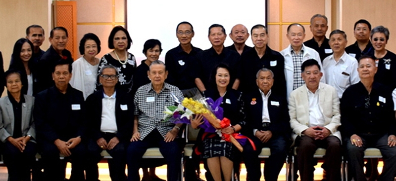 ผลงานดี : ร.ต.ต.เกรียงศักดิ์ โลหะชาละ ประธานสภา กทม.ร่วมแสดงความยินดีกับ วรรณวิไล พรหมลักขโณ รองผู้ว่าราชการกรุงเทพมหานคร “สิงห์แดง รุ่น 22” ซึ่งได้รับเลือกตั้งให้เป็น นายกสมาคมรัฐศาสตร์แห่งมหาวิทยาลัยธรรมศาสตร์ ในพระบรมราชูปถัมภ์ ในงานเลี้ยงพบปะสังสรรค์ของชมรมรัฐศาสตร์ มธ. โดยมี สิงห์แดงรุ่น 1 พล.ต.ต.ไพโรจน์ ศิริโรจน์ พร้อมด้วย ดิเรก อุทัยผล, เย็นฤดี วงศ์พุฒ และ จเด็จ อินสว่าง ร่วมงาน ที่ห้องเจ้าพระยา ศาลาว่าการกรุงเทพมหานคร