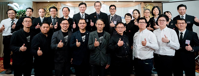 “๙ แบบตัวพิมพ์ไทยเพื่อพ่อ” : นภดล ไกรฤกษ์ ประธานสหพันธ์อุตสาหกรรมการพิมพ์ แถลงข่าวจัดทำ Font ทั้งอักษรไทย-อังกฤษใช้บนคอมพิวเตอร์ เปิดให้ดาวน์โหลดผ่านเว็บไซต์ของสหพันธ์ และ 9 องค์กรภายใต้สหพันธ์ในวันการพิมพ์ไทย (3 มิถุนายน 2560) พร้อมพิมพ์หนังสือ “โครงการพระราชดำริ แนวคิดและทฤษฎี ร.๙” แจกทั่วประเทศ โดยมอบรายได้จากผู้สนับสนุนที่หักค่าใช้จ่ายแล้วให้แก่มูลนิธิชัยพัฒนา