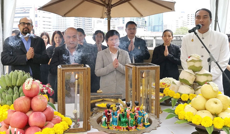 ทำบุญทางศาสนา : จิติมาส เกตุวรวิทย์, เดวิท เซ หุ้นส่วนเจ้าของโรงแรมโนโวเทล 
กรุงเทพ สยามสแควร์ และ ซาการ์ เนเกอร์ ผู้จัดการทั่วไป นำคณะผู้บริหารและพนักงาน ร่วมไหว้สักการะศาลพระภูมิชัยมงคล เพื่อความเป็นสิริมงคลของการเริ่มต้นปีใหม่ ที่ โรงแรมโนโวเทล กรุงเทพ สยามสแควร์ เขตปทุมวัน