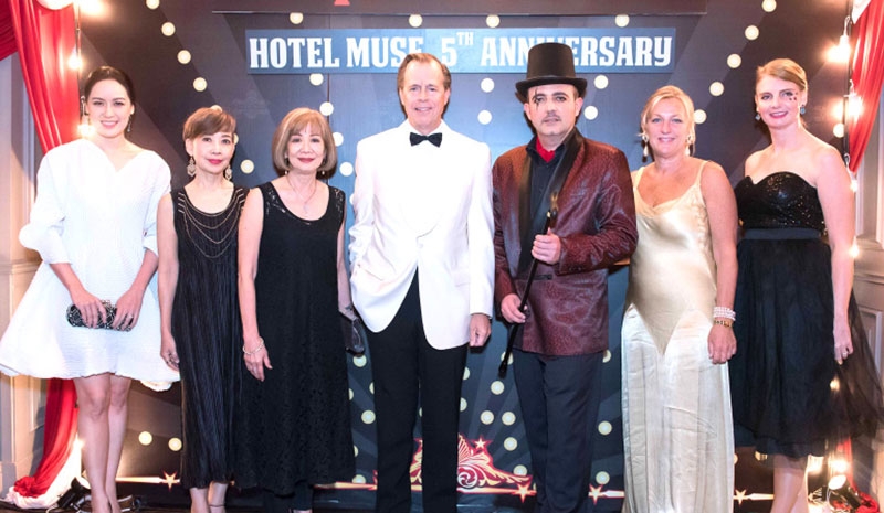 ตระการตา ฉลอง 5 ปี : กลิน ที. เดวีส์ เอกอัครราชทูตสหรัฐอเมริกาประจำ
ราชอาณาจักรไทย และ แจ็คเกอลีน เอ็ม.เดวีส์ ภริยา ร่วมงานเลี้ยงอาหารค่ำพร้อมชมการแสดงกายกรรมชุด “Cirque D’Hiver” จัดโดย นิโคลัส เพธ ผจก.ทั่วไป โฮเทล มิวส์ แบงค็อก ที่ เมดิซี่ คิทเช่น แอนด์ บาร์ โรงแรมมิวส์ ซอยหลังสวน