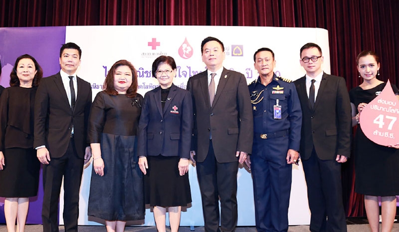 ไทยพาณิชย์รวมใจไทย...ให้โลหิต : น.ท.หญิง พญ.อุบลวัณณ์ จรูญเรืองฤทธิ์ ผอ.ศูนย์บริการโลหิตแห่งชาติ สภากาชาดไทย, อารยา ภู่พานิช และ พงษ์สิทธิ์ ชัยฉัตรพรสุข 2 รอง ผจก.ใหญ่ ธนาคารไทยพาณิชย์ ร่วมเปิดกิจกรรมรับบริจาคโลหิต ที่ หอประชุมมหิศร ธนาคารไทยพาณิชย์ สำนักงานใหญ่
