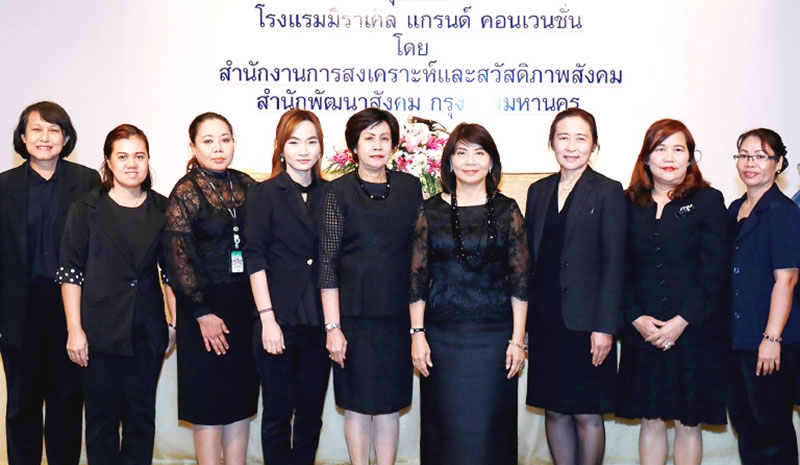 พัฒนาอนามัยเด็ก : วิภารัตน์ ไชยานุกิจ ผอ.สำนักพัฒนาสังคม กรุงเทพมหานคร เปิดอบรมเรื่อง “ภาวะโภชนาการที่ดีในเด็กปฐมวัย” จัดโดย รุ่งกานดา พงศ์ธรกุลพานิช ผอ.สำนักงานการสงเคราะห์และสวัสดิภาพสังคม โดยมีพยาบาลจากกรมอนามัย และนักโภชนาการ ร่วมงาน ที่ โรงแรมมิราเคิล แกรนด์ คอนเวนชั่น