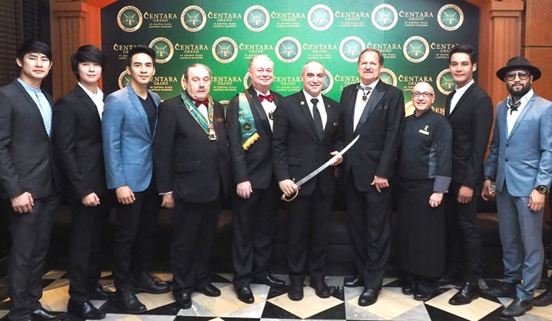 ใช้ทักษะ : คาร์ลอส ซานเชส วิซาน รอง ผจก.ทั่วไป โรงแรมเซ็นทาราแกรนด์ฯ ลาดพร้าว เปิดงาน “Confre่rie du Sabre d’Or Champagne Dinner” พร้อมแสดงการเปิดขวดแชมเปญด้วยคมดาบโดยตัวแทนจาก คองเฟรี่ ดู เซเบอร์ ดอร์ ประเทศไทย โดยมีดาราหนุ่มร่วมงาน ที่ ห้องอาหารอิตาเลียน “ดอนจิโอวานนี”