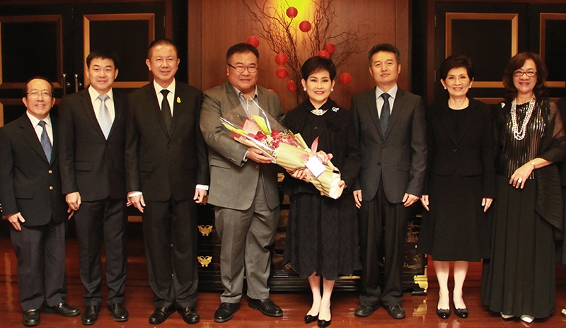 ผลงาน : คุณหญิงณัฐิกา วัธนเวคิน อังอุบลกุล รับดอกไม้แสดงความยินดีจาก ประสงค์ เอาฬาร และ จางตงฮ่าว อุปทูตฝ่ายพาณิชย์ สาธารณรัฐประชาชนจีน ในโอกาสที่ได้รับการแต่งตั้งเป็น ประธานเครือข่ายผู้ประกอบการสตรีอาเซียน โดยมี สนั่น อังอุบลกุล และ พนิดา เทพกาญจนา ร่วมยินดี ที่โรงแรมเจดับบลิว แมริออท