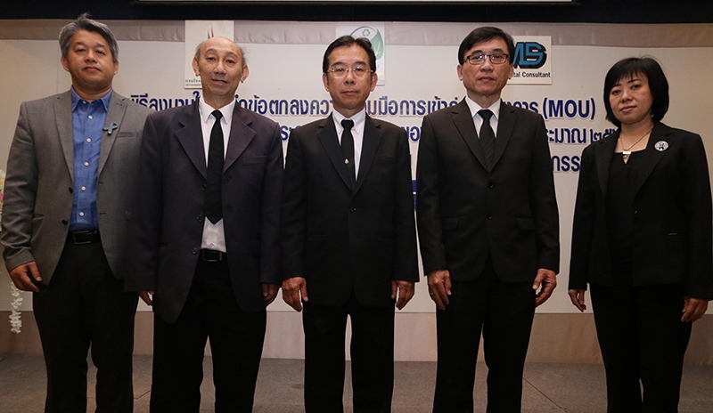 กากอุตสาหกรรม : มงคล พฤกษ์วัฒนา อธิบดีกรมโรงงานอุตสาหกรรม ลงนามในข้อตกลงความร่วมมือ “โครงการยกระดับผู้ประกอบการจัดการของเสีย ประจำปี 2560” โดยมี วิสา หรรษ์อิทธินันต์ ผอ.สำนักบริหารจัดการกากอุตสาหกรรม กรมโรงงานอุตสาหกรรม ร่วมพิธี ที่โรงแรมใบหยก สกาย ประตูน้ำ