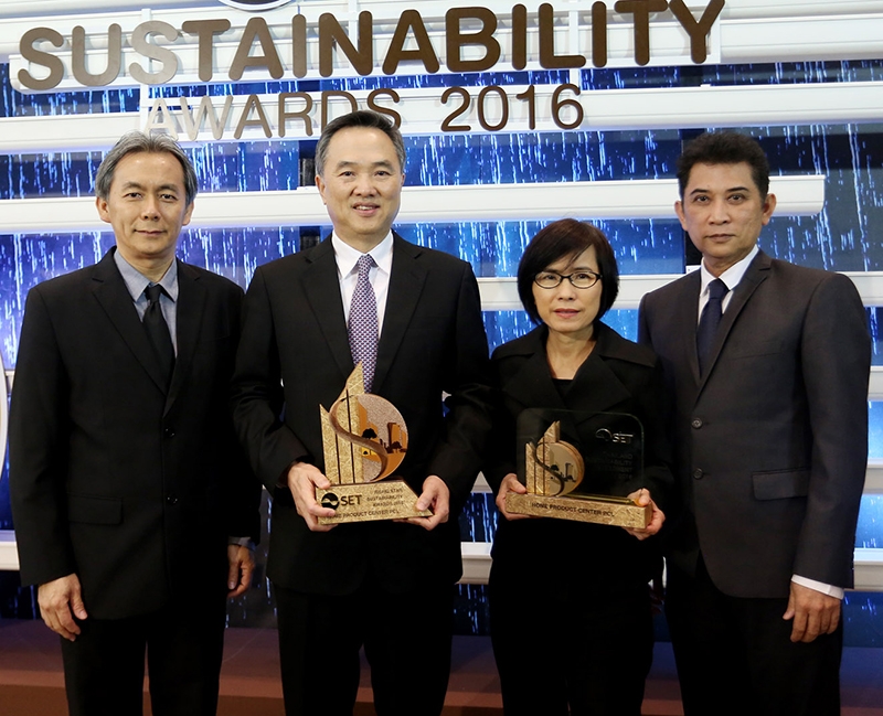 ต้นแบบการพัฒนา : คุณวุฒิ ธรรมพรหมกุล กก.ผจก.บมจ.โฮม โปรดักส์ เซ็นเตอร์ รับรางวัล SET Sustainability Awards 2016 ประเภท “Rising Star” รางวัลสำหรับบริษัทจดทะเบียนที่เริ่มมีการดำเนินธุรกิจตามแนวทางการพัฒนาอย่างยั่งยืนและโดดเด่น เป็นปีที่ 2 ติดต่อกัน จากตลาดหลักทรัพย์แห่งประเทศไทย