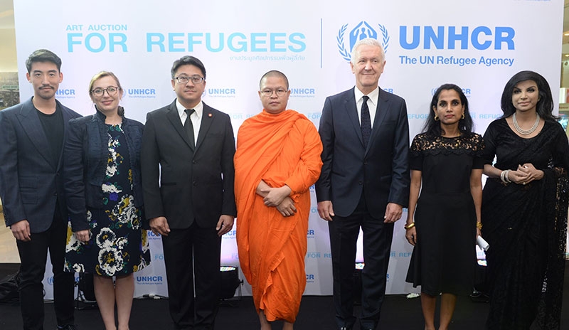 “Nobody Left Outside” : รูเวนดรินี่ เมนิคดิเวล่า ผู้แทนข้าหลวงใหญ่ผู้ลี้ภัยแห่งสหประชาชาติ ประจำประเทศไทย จัดนิทรรศการแสดงผลงานศิลปะจำนวน 30 ชิ้น โดยประมูลเพื่อระดมทุนจัดหาที่พักพิงแก่ผู้ลี้ภัย 2 ล้านคน ใน 12 ประเทศทั่วโลก โดยมีคณะทูตานุทูตและผู้สนใจร่วมงาน ที่พิพิธภัณฑ์ศิลปะไทยร่วมสมัย