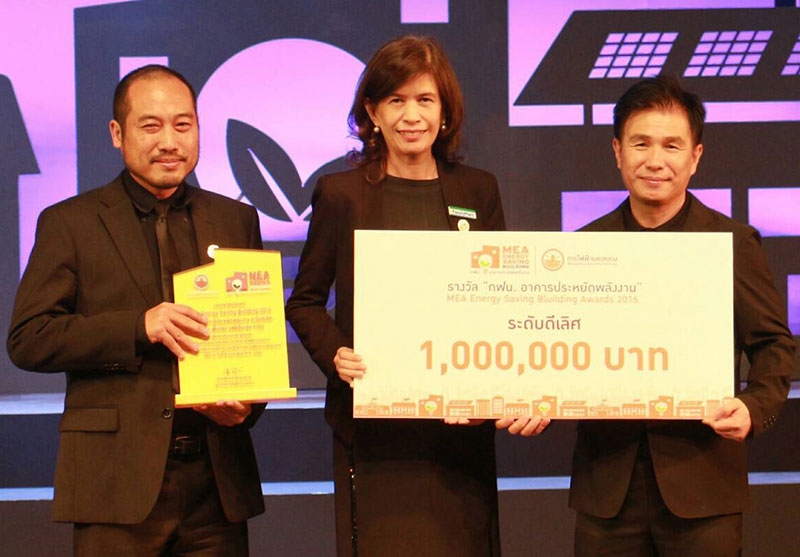 ระดับดีเลิศ : จิรนันท์ ผู้พัฒน์ กก.ผจก.ใหญ่ บจก.เซ็นทรัล แฟมิลี่มาร์ท รับรางวัลในโครงการส่งเสริมการปรับปรุงประสิทธิภาพการใช้พลังงานในอาคาร สนง.ใหญ่ จาก ชัยยงค์ พัวพงศกร ผู้ว่าการการไฟฟ้านครหลวง โดยแฟมิลี่มาร์ทได้รับรางวัลดีเด่นพิเศษ 3 สาขา และดีเด่น 1 สาขา ที่โรงละครอักษรา คิง เพาเวอร์