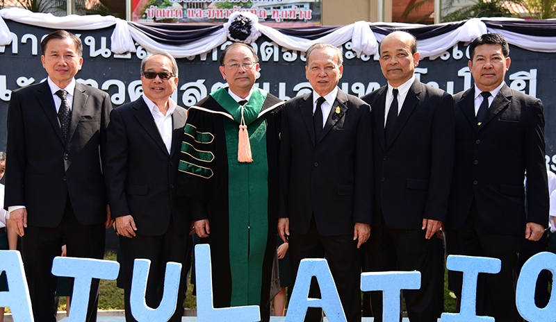 ดร.สาขาวิชาสัตวศาสตร์     พงษ์ วิเศษไพฑูรย์ ปธ.บห.ฝ่ายปฏิบัติการ บมจ.เจริญโภคภัณฑ์อาหาร (ซีพีเอฟ) สายธุรกิจสัตว์น้ำ ยินดีกับ พิสิฐ โอมพรนุวัฒน์ ปธ.บห.ฝ่ายปฏิบัติการ ซีพีเอฟ สายธุรกิจการค้าต่างประเทศ ที่เข้ารับพระราชทานปริญญาปรัชญาดุษฎีบัณฑิตกิตติมศักดิ์ จาก มหาวิทยาลัยแม่โจ้ จ.เชียงใหม่